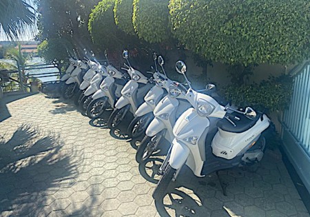 Scooter 50 cc Piaggio huren Curacao