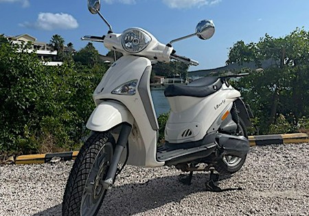 Scooter 50 cc Piaggio huren Curacao